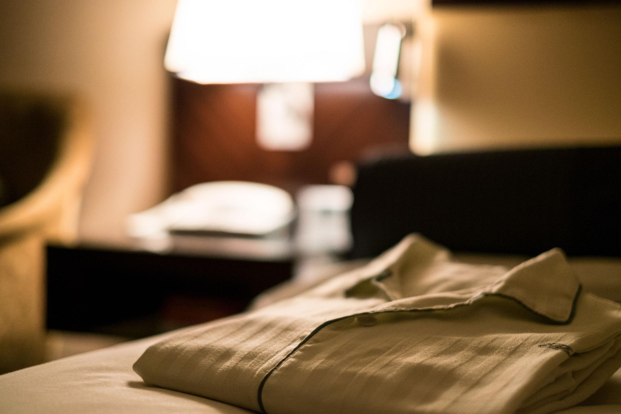 Hotel New Otani Hakata Φουκουόκα Εξωτερικό φωτογραφία A shirt left on a bed