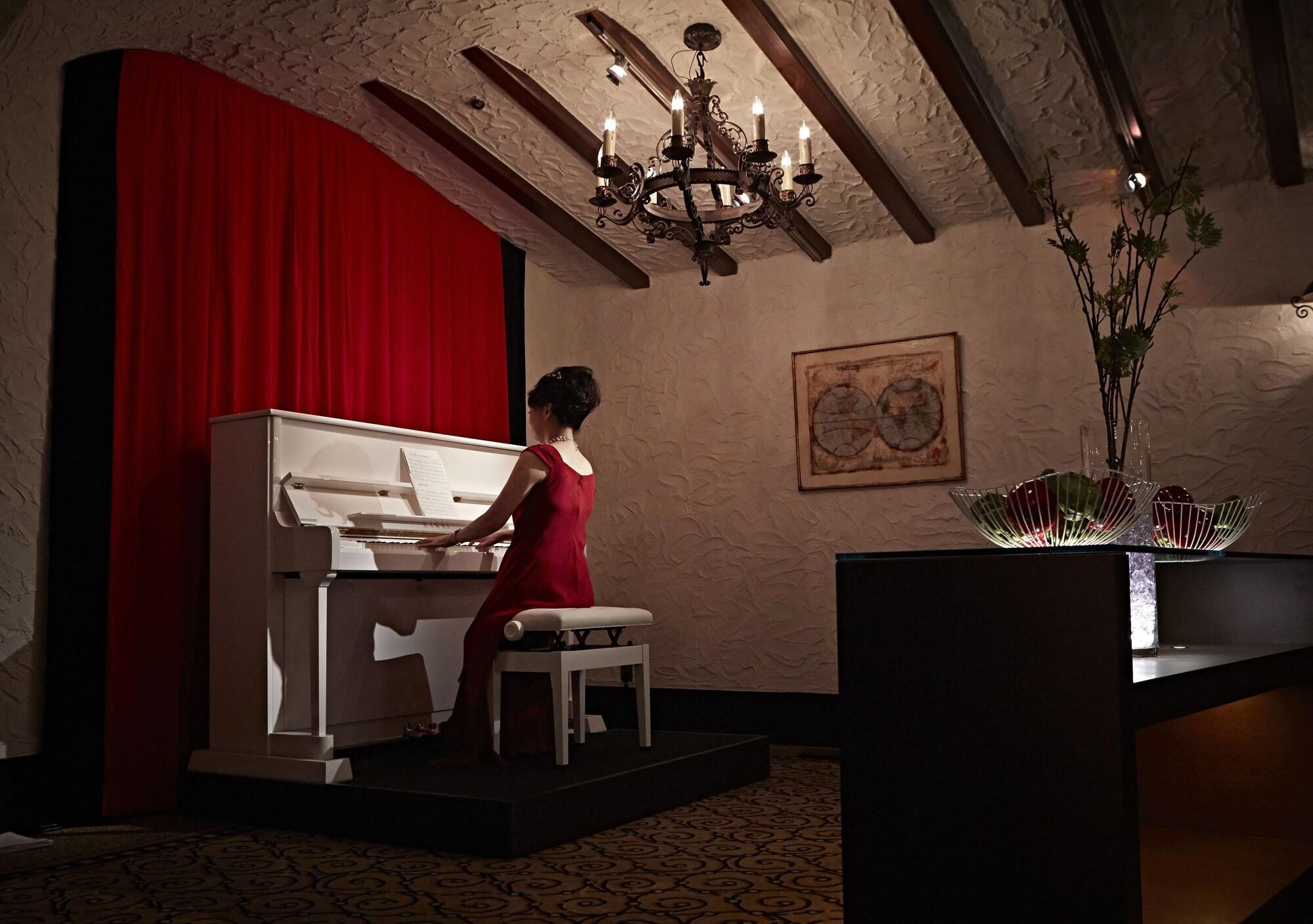 Hotel New Otani Hakata Φουκουόκα Εξωτερικό φωτογραφία A piano player at the lobby of the hotel