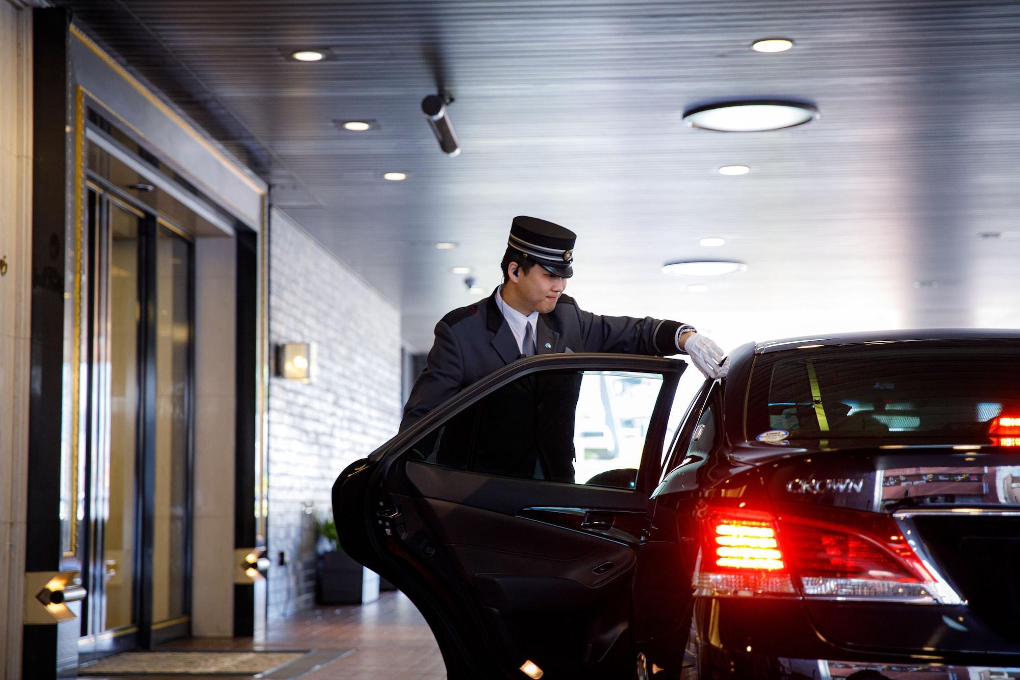 Hotel New Otani Hakata Φουκουόκα Εξωτερικό φωτογραφία A chauffeur opening a car door