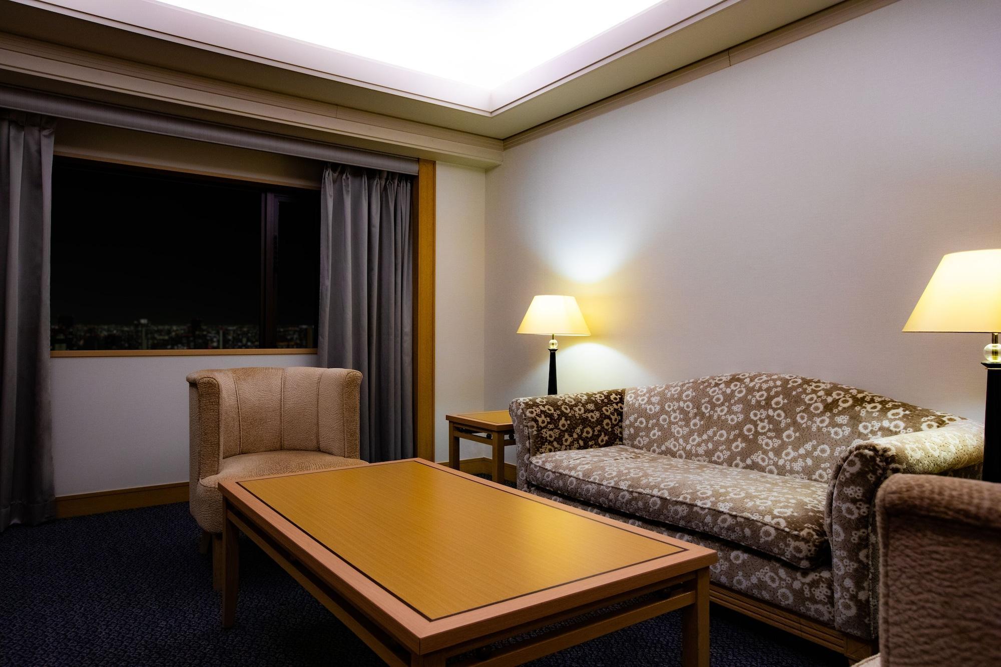 Hotel New Otani Hakata Φουκουόκα Εξωτερικό φωτογραφία A living room in a suite at the hotel