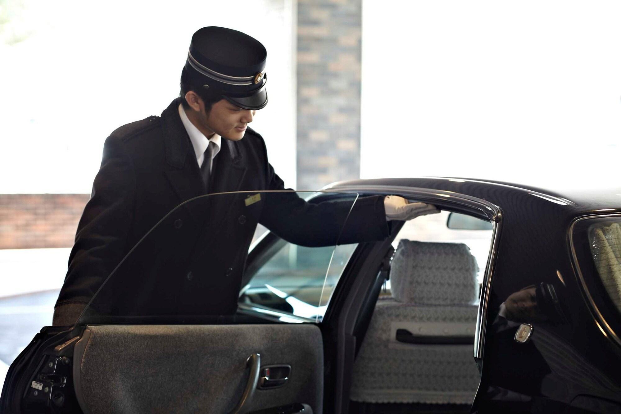 Hotel New Otani Hakata Φουκουόκα Εξωτερικό φωτογραφία A chauffeur opening a car door
